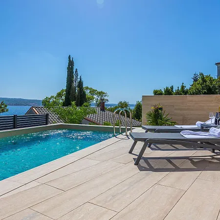 Atemberaubendes Direkt Am Mit Pool, Meerblick, Aussendusche, Liegen Crikvenica