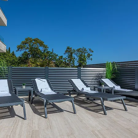 Atemberaubendes Direkt Am Mit Pool, Meerblick, Aussendusche, Liegen Crikvenica