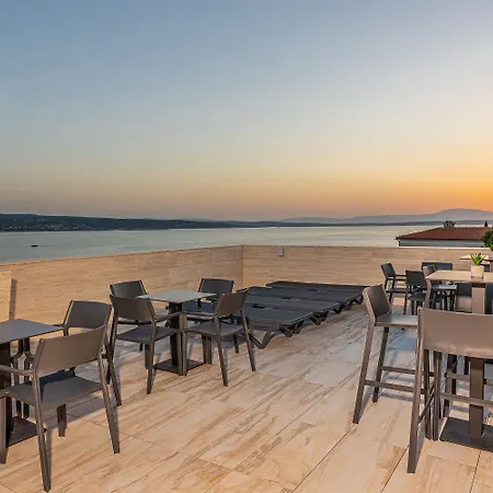 Atemberaubendes Direkt Am Mit Pool, Meerblick, Aussendusche, Liegen Crikvenica